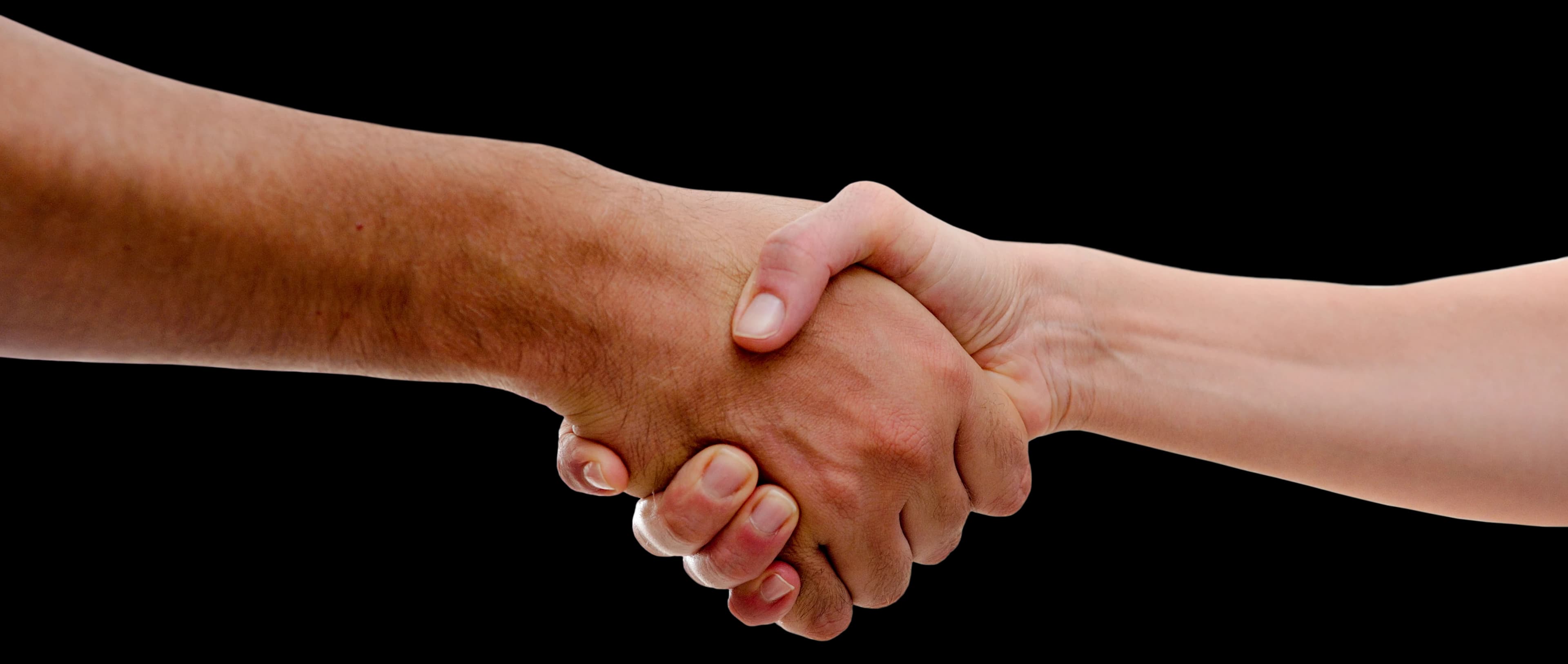 Dos personas dándose la mano cerrando un acuerdo