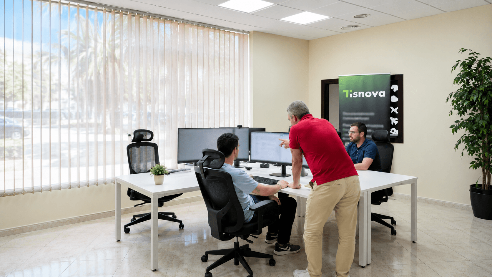 Equipo de Tisnova trabajando en su oficina de la Región de Murcia